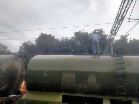 फोटो- 20 बांदा रेलवे स्टेशन में मेन ट्रैक पर खड़ी पेट्रोल वैगन की मालगाड़ी। संवाद