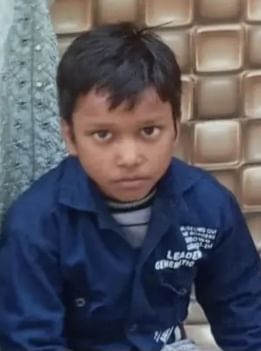 -फोटो 51 : ड्रेन में बच्चे को ढूंढते गोताखोर। संवाद