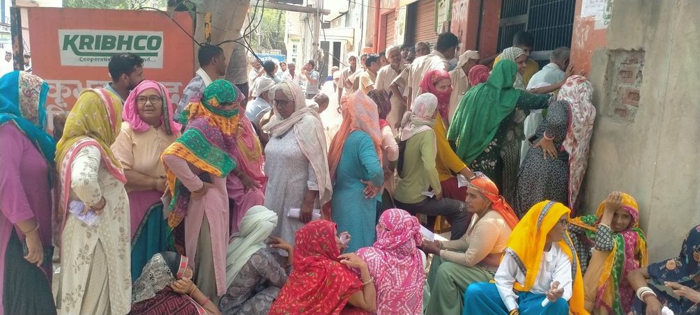 फोटाे संख्या:64- रेलवे रोड पर सरकारी खाद केंद पर लगी किसानों की लंबी लाइन--संवाद