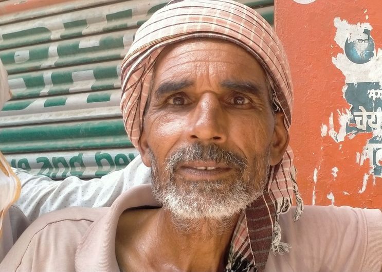 फोटाे संख्या:64- रेलवे रोड पर सरकारी खाद केंद पर लगी किसानों की लंबी लाइन--संवाद