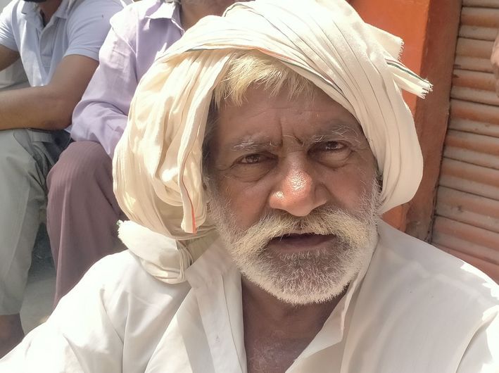 फोटाे संख्या:64- रेलवे रोड पर सरकारी खाद केंद पर लगी किसानों की लंबी लाइन--संवाद