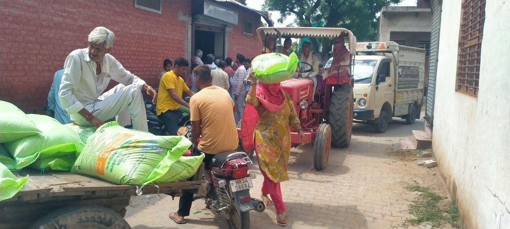 फोटाे संख्या:64- रेलवे रोड पर सरकारी खाद केंद पर लगी किसानों की लंबी लाइन--संवाद