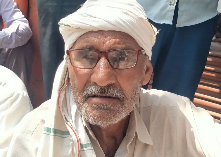 फोटाे संख्या:64- रेलवे रोड पर सरकारी खाद केंद पर लगी किसानों की लंबी लाइन--संवाद