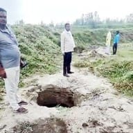 गांव लुकटहा जमीने फत्तेपुर के पास भेंसी नदी में रेत खनन से बने गड्ढे। स्रोत : वीडियो ग्रैब