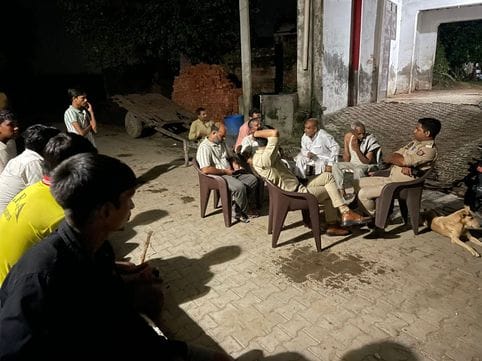 गांव रसूलपुर जाहिद में विवाद के दौरान फायरिंग के बाद तैनात की गई पुलिस। मौके से।बरामद किया गया गांव रसूलपुर जाहिद में विवाद के दौरान फायरिंग के बाद तैनात की गई पुलिस। मौके से।बरामद किया गया
