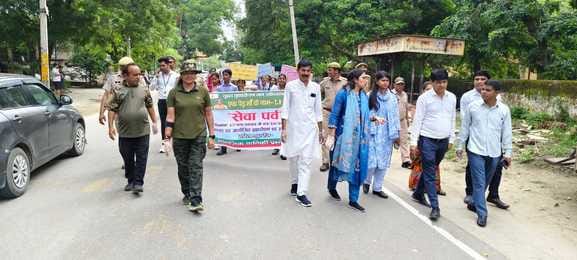 हस्तिनापुर में सड़क किनारे सफाई अभियान चलाकर स्वच्छता का संदेश देता वन विभाग स्रोत संवाद