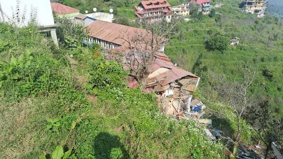 कुमारसैन की करेवथी पंचायत में जमींदोज हुआ तीन मंजिला मकान। संवाद कुमारसैन की करेवथी पंचायत में जमींदोज हुआ तीन मंजिला मकान। संवाद