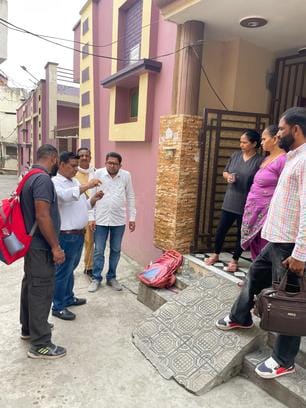 कुरुक्षेत्र। चक्रवर्ती मोहल्ले में पानी की जांच करते स्वास्थ्य विभाग के कर्मचारी। संवाद