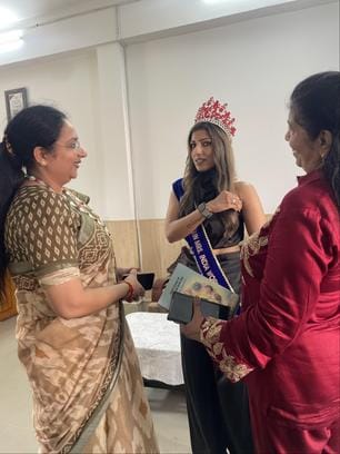 कुरुक्षेत्र। नेहा शर्मा के साथ प्राचार्या सुमन बाला। स्वयं कुरुक्षेत्र। नेहा शर्मा के साथ प्राचार्या सुमन बाला। स्वयं