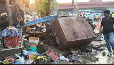 कुरुक्षेत्र। प्रशासन की कार्रवाई करने के बाद पड़ा सामान। संवाद कुरुक्षेत्र। प्रशासन की कार्रवाई करने के बाद पड़ा सामान। संवाद