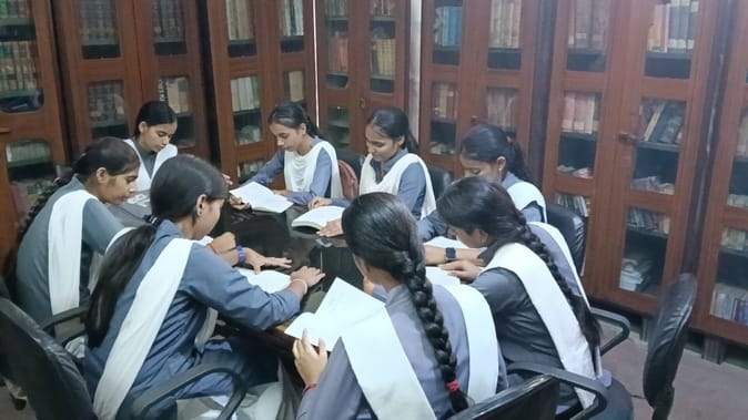 कार्यवाहक प्राचार्य प्रमोद दीक्षित