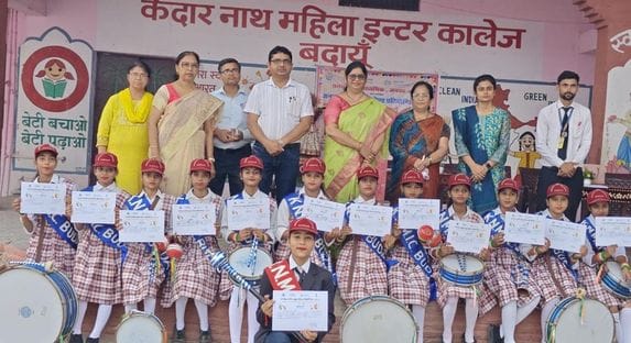 केदारनाथ महिला इंटर कॉलेज की छात्राएं अपनी कला का प्रदर्शन करती हुई। स्रोत कॉलेज