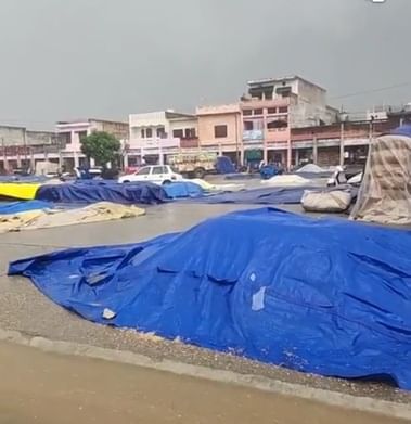लाडवा। अनाजमंडी में बरसात के दौरान तरपालों से ढकी हुई धान की ढेरियां। संवाद