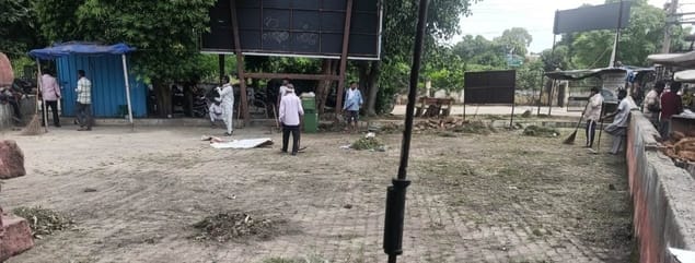 लाडवा। उपमंडल कार्यालय परिसर में स्वच्छता अभियान के तहत श्रमदान करते कर्मचारी। संवाद लाडवा। उपमंडल कार्यालय परिसर में स्वच्छता अभियान के तहत श्रमदान करते कर्मचारी। संवाद