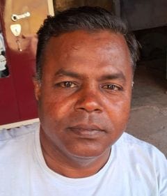 महिला थाने के पास झुका खड़ा बिजली का खंभा। संवाद महिला थाने के पास झुका खड़ा बिजली का खंभा। संवाद