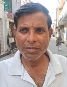 महिला थाने के पास झुका खड़ा बिजली का खंभा। संवाद महिला थाने के पास झुका खड़ा बिजली का खंभा। संवाद
