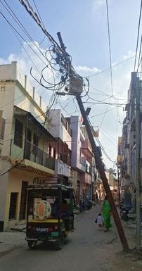 महिला थाने के पास झुका खड़ा बिजली का खंभा। संवाद महिला थाने के पास झुका खड़ा बिजली का खंभा। संवाद