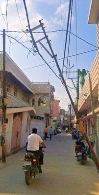महिला थाने के पास झुका खड़ा बिजली का खंभा। संवाद महिला थाने के पास झुका खड़ा बिजली का खंभा। संवाद