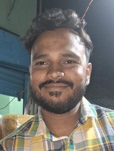 महिला थाने के पास झुका खड़ा बिजली का खंभा। संवाद महिला थाने के पास झुका खड़ा बिजली का खंभा। संवाद