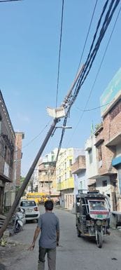 महिला थाने के पास झुका खड़ा बिजली का खंभा। संवाद महिला थाने के पास झुका खड़ा बिजली का खंभा। संवाद
