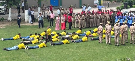 मोदीपुरम - पशु चिकित्सा शिविर में पशुओं की जांच करते चिकित्सक।