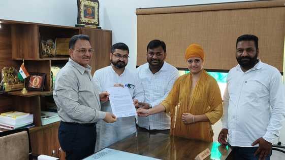 नगर निगम आयुक्त को ज्ञापन सौंपते हुए कांग्रेस पार्षद व प्रतिनिधि। प्रवक्ता नगर निगम आयुक्त को ज्ञापन सौंपते हुए कांग्रेस पार्षद व प्रतिनिधि। प्रवक्ता