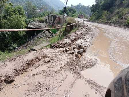 नौणी.भराड़ीघाट फोरलेन निर्माण के दौरान नाली प्रबंधन में अनदेखी के कारण तबाह हुए किसानों के खेत।