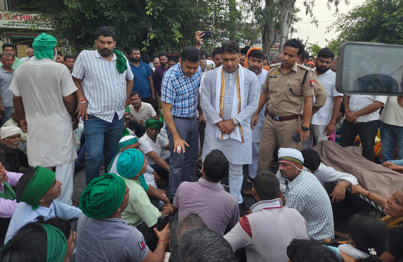 नूरपुर में किसान की करंट से मौत के विरोध में सड़क पर शव रखकर जाम लगाते परिजन व ग्रामीण। संवाद