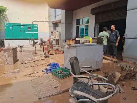 प्रिंटिंग प्रैस की मशीन खराब होने की जानकारी देते कारोबारी। संवाद