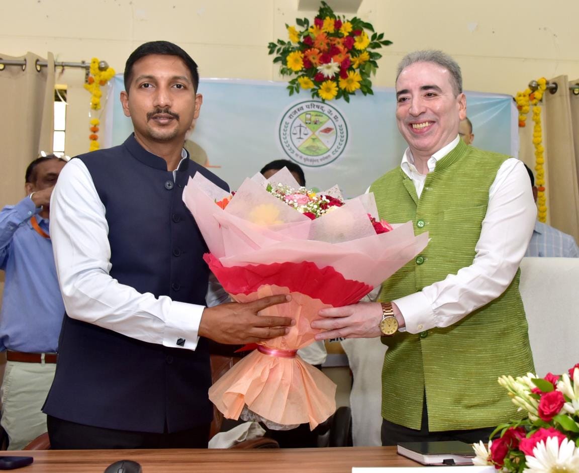 राजस्व परिषद के अध्यक्ष अनिल कुमार ने सरोजनीनगर तहसील परिसर पहुंचकर राजस्व लेखपालों के लिए तैया