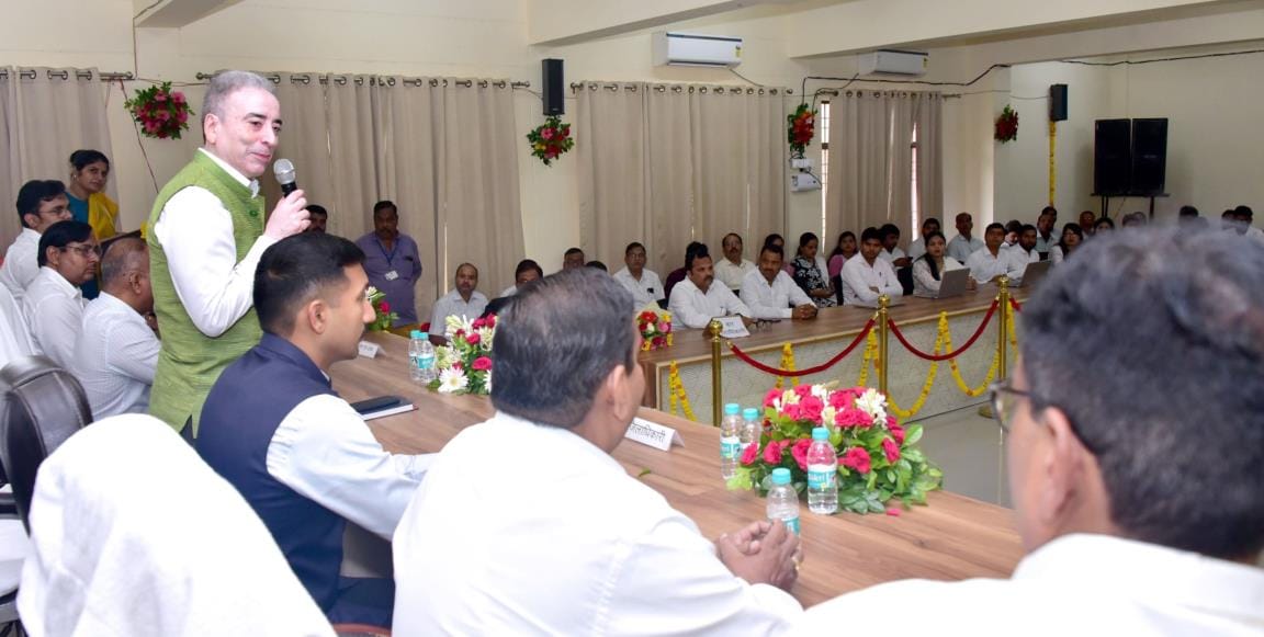 राजस्व परिषद के अध्यक्ष अनिल कुमार ने सरोजनीनगर तहसील परिसर पहुंचकर राजस्व लेखपालों के लिए तैया