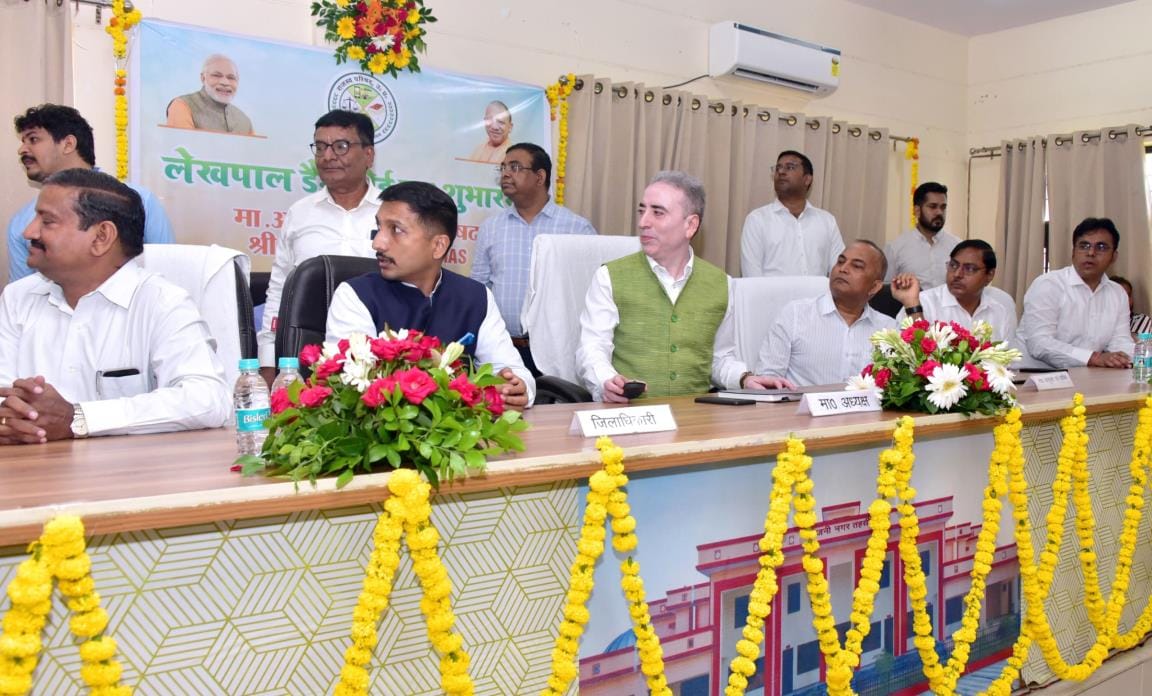 राजस्व परिषद के अध्यक्ष अनिल कुमार ने सरोजनीनगर तहसील परिसर पहुंचकर राजस्व लेखपालों के लिए तैया