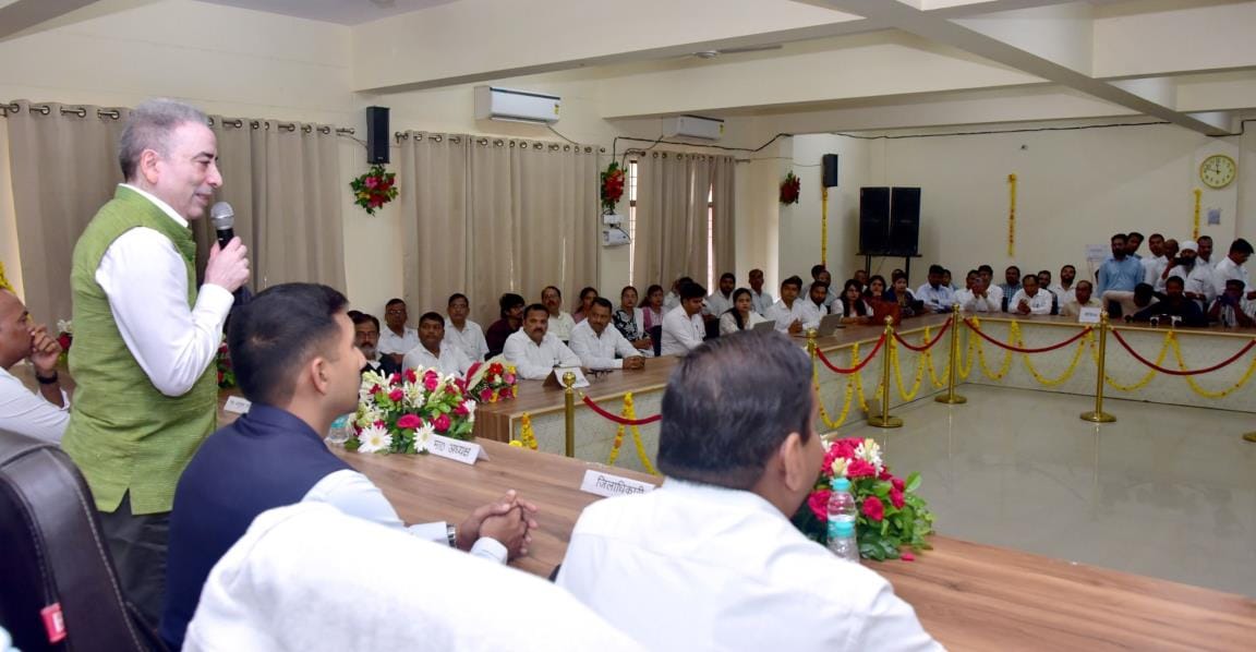 राजस्व परिषद के अध्यक्ष अनिल कुमार ने सरोजनीनगर तहसील परिसर पहुंचकर राजस्व लेखपालों के लिए तैया
