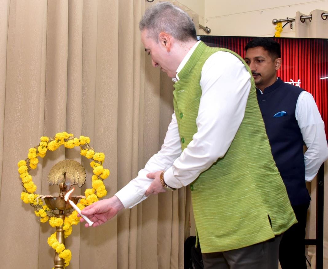 राजस्व परिषद के अध्यक्ष अनिल कुमार ने सरोजनीनगर तहसील परिसर पहुंचकर राजस्व लेखपालों के लिए तैया
