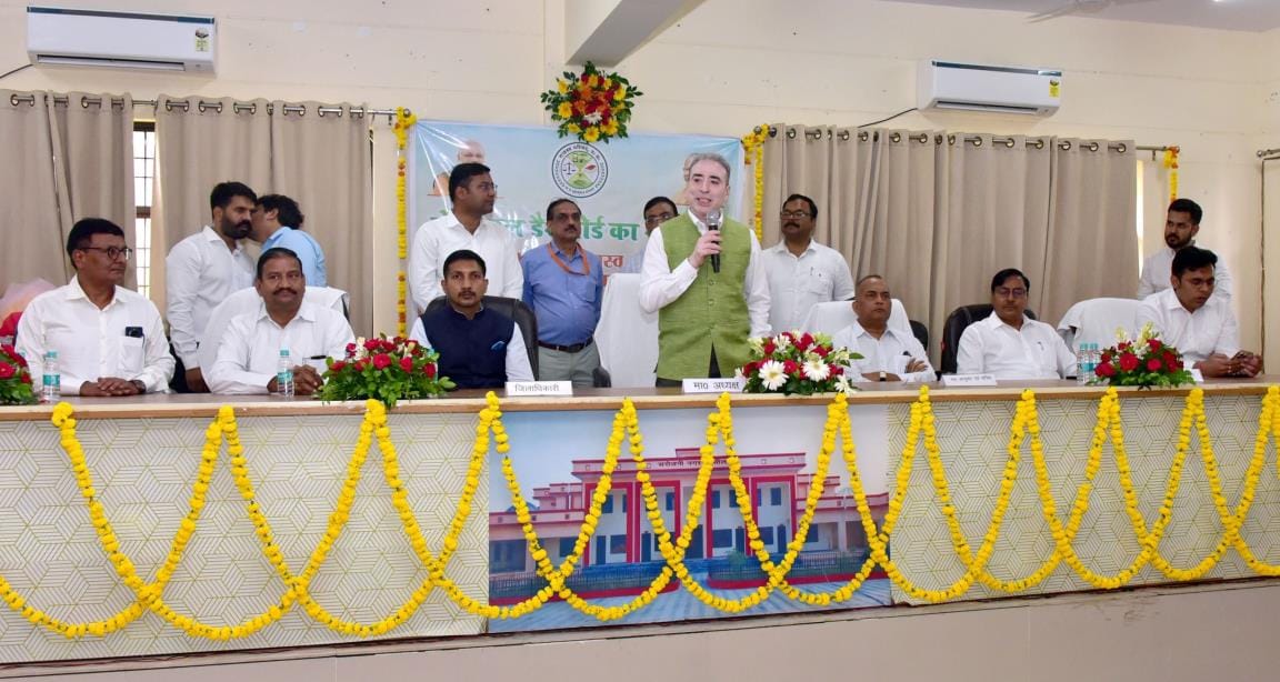 राजस्व परिषद के अध्यक्ष अनिल कुमार ने सरोजनीनगर तहसील परिसर पहुंचकर राजस्व लेखपालों के लिए तैया