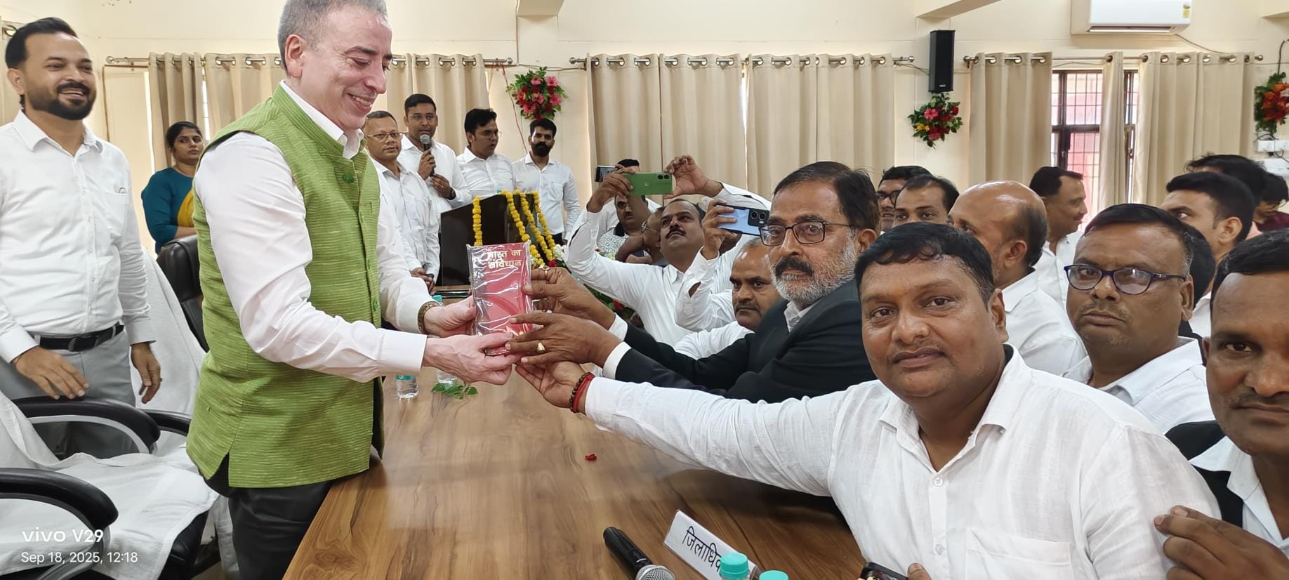राजस्व परिषद के अध्यक्ष अनिल कुमार ने सरोजनीनगर तहसील परिसर पहुंचकर राजस्व लेखपालों के लिए तैया