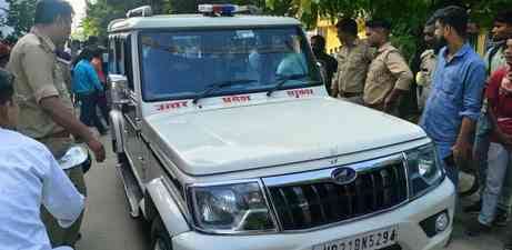 रामनगर में नहर पटरी पर घटना स्थल पर मौजूद पुलिस व भीड़भाड़। संवाद