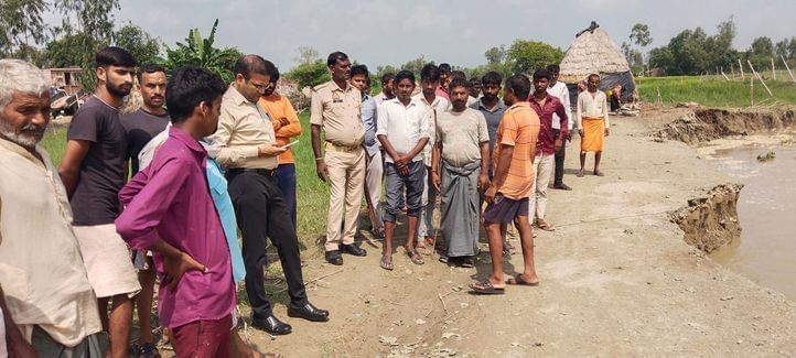 सहसवान के आसे नगला के पास तटबंध से टकराती गंगा। संवाद