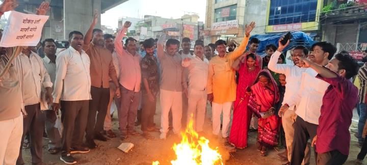 स्कूटर इंडिया चौराहे पर पुतला फूंकते और ज्ञापन सौंपते पासी समाज के लोग। 