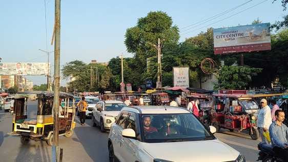 सिरसा। बस स्टेंड के मुख्य गेट के पास ई रिक्शा चालकों का जमावड़ा। संवाद