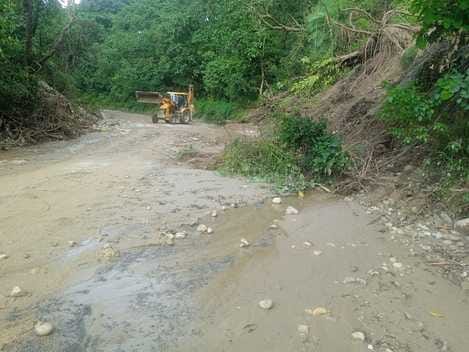 शाहपुर गाड़ा नदी पर पानी कम होने का इंतजार करते राहगीर। स्रोत ग्रामीण शाहपुर गाड़ा नदी पर पानी कम होने का इंतजार करते राहगीर। स्रोत ग्रामीण