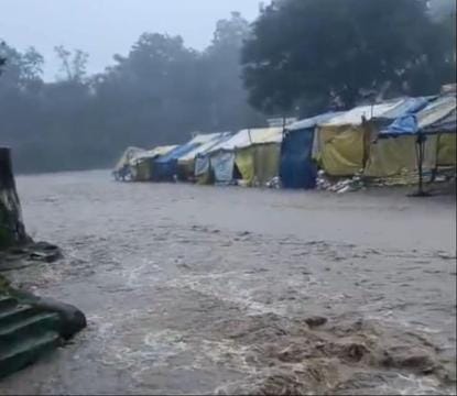 शाहपुर गाड़ा नदी पर पानी कम होने का इंतजार करते राहगीर। स्रोत ग्रामीण शाहपुर गाड़ा नदी पर पानी कम होने का इंतजार करते राहगीर। स्रोत ग्रामीण