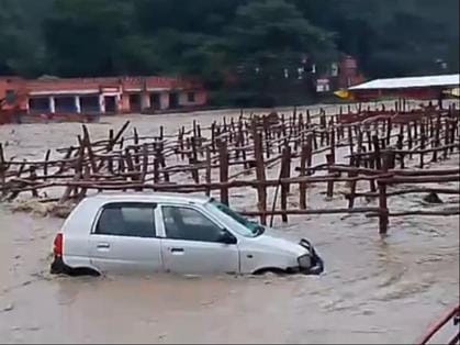 शाहपुर गाड़ा नदी पर पानी कम होने का इंतजार करते राहगीर। स्रोत ग्रामीण शाहपुर गाड़ा नदी पर पानी कम होने का इंतजार करते राहगीर। स्रोत ग्रामीण