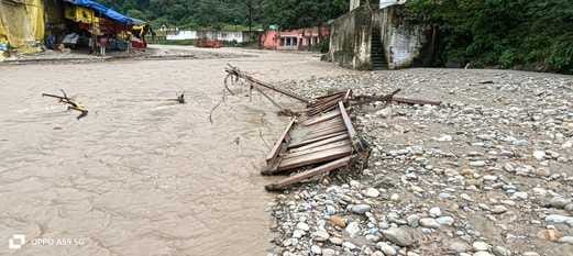 शाहपुर गाड़ा नदी पर पानी कम होने का इंतजार करते राहगीर। स्रोत ग्रामीण शाहपुर गाड़ा नदी पर पानी कम होने का इंतजार करते राहगीर। स्रोत ग्रामीण