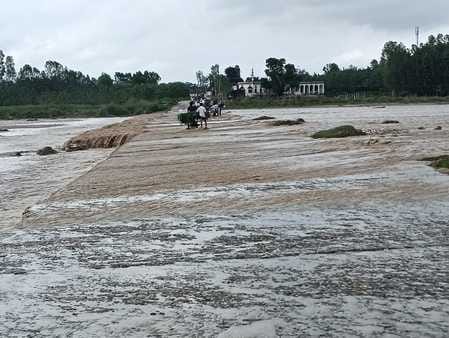 शाहपुर गाड़ा नदी पर पानी कम होने का इंतजार करते राहगीर। स्रोत ग्रामीण शाहपुर गाड़ा नदी पर पानी कम होने का इंतजार करते राहगीर। स्रोत ग्रामीण