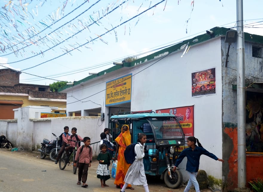 शहर के प्राथमिक विद्यालय जलालनगर के अंदर लगा बिजली का खंभा व ऊपर से गुजरी लाइन। संवाद