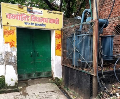 शहर के प्राथमिक विद्यालय जलालनगर के अंदर लगा बिजली का खंभा व ऊपर से गुजरी लाइन। संवाद