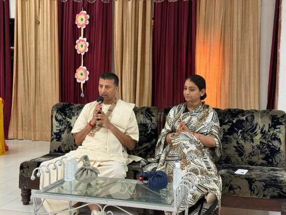 शहीद पथ स्थित आर्यावर्त कॉलेज में विद्यार्थियों को संबोधित करते अपरिमेय श्याम व इस्कॉन गर्ल्स शहीद पथ स्थित आर्यावर्त कॉलेज में विद्यार्थियों को संबोधित करते अपरिमेय श्याम व इस्कॉन गर्ल्स