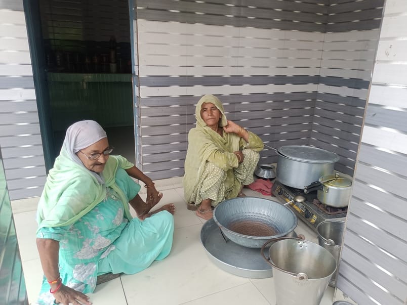 शामली के गांव गोहरनी स्थित पीएमश्री विद्यालय में बिना ड्रैस के भोजन बनाती रसोइयां। संवाद शामली के गांव गोहरनी स्थित पीएमश्री विद्यालय में बिना ड्रैस के भोजन बनाती रसोइयां। संवाद