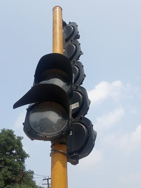 शामली दिल्ली मार्ग पर बलवा बाइपास पर बंद पड़ी ट्रैफिक लाइट । संवाद शामली दिल्ली मार्ग पर बलवा बाइपास पर बंद पड़ी ट्रैफिक लाइट । संवाद